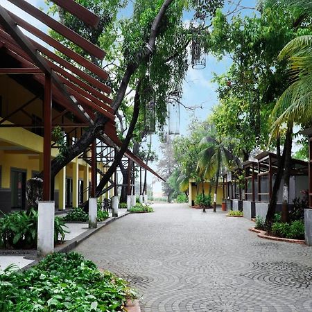 Shanti Resorts Valsad Eksteriør billede